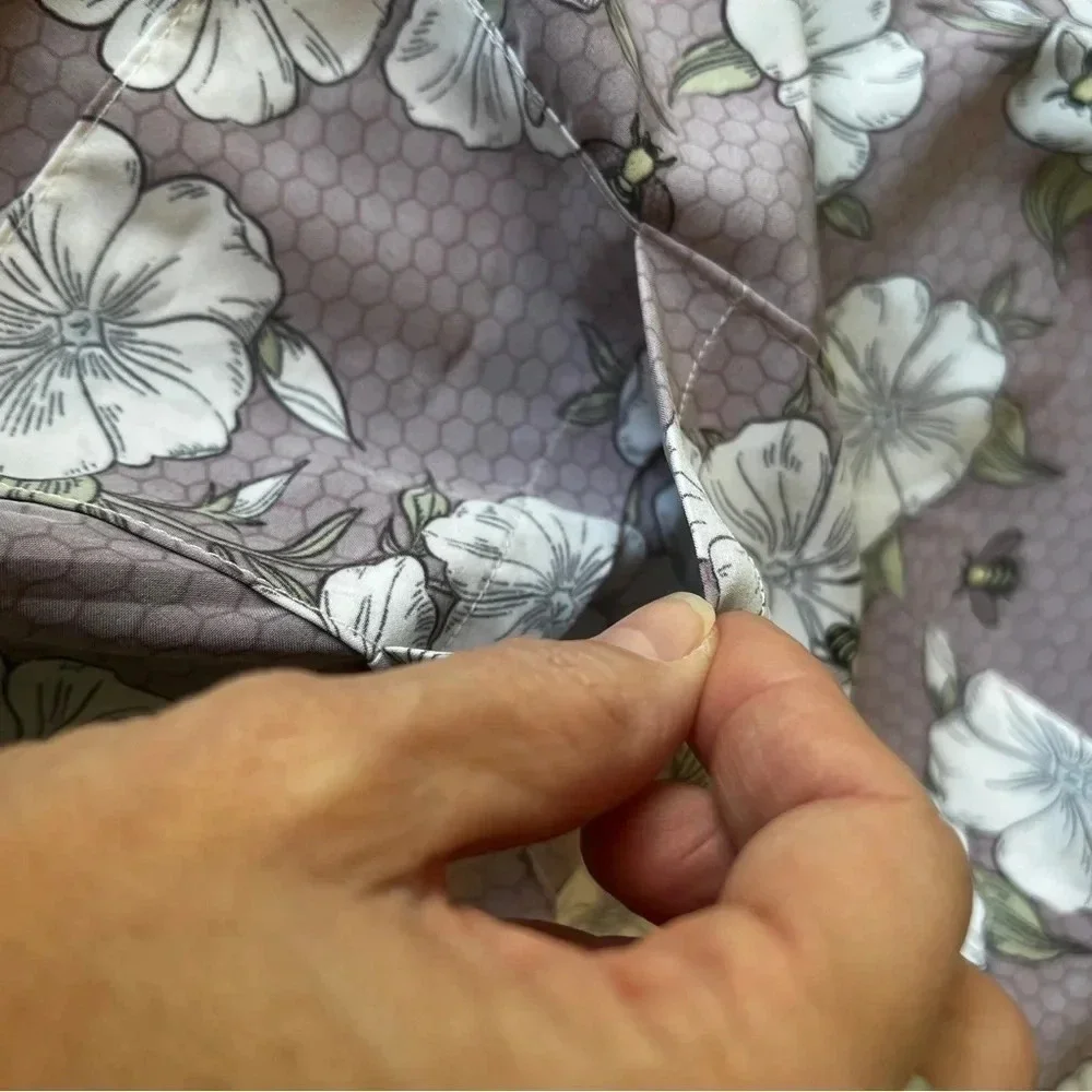 COOL YOU NOW Fashion Cooling Scarf with Pocket for cold pack Flowers & Bees - Picture 3 of 8